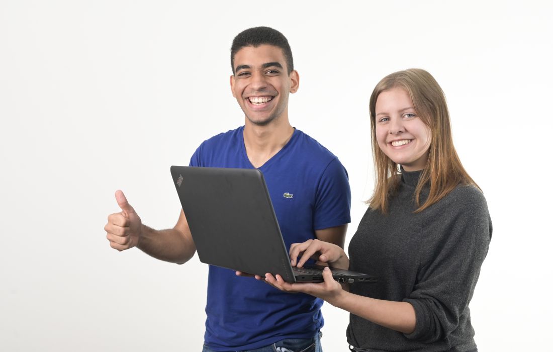 Ein Student zeigt Daumen hoch, eine Studentin hält einen Laptop, Foto Nico Herzog für Studentenwerk Hannover